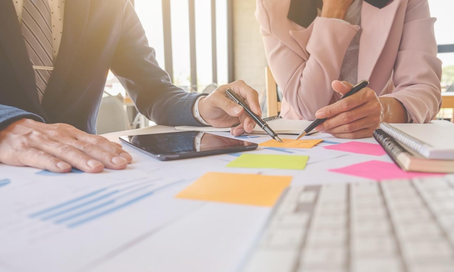 Espacio de trabajo con documentos financieros y calculadora